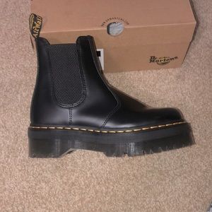 2976 Platform Chelsea doc martens black